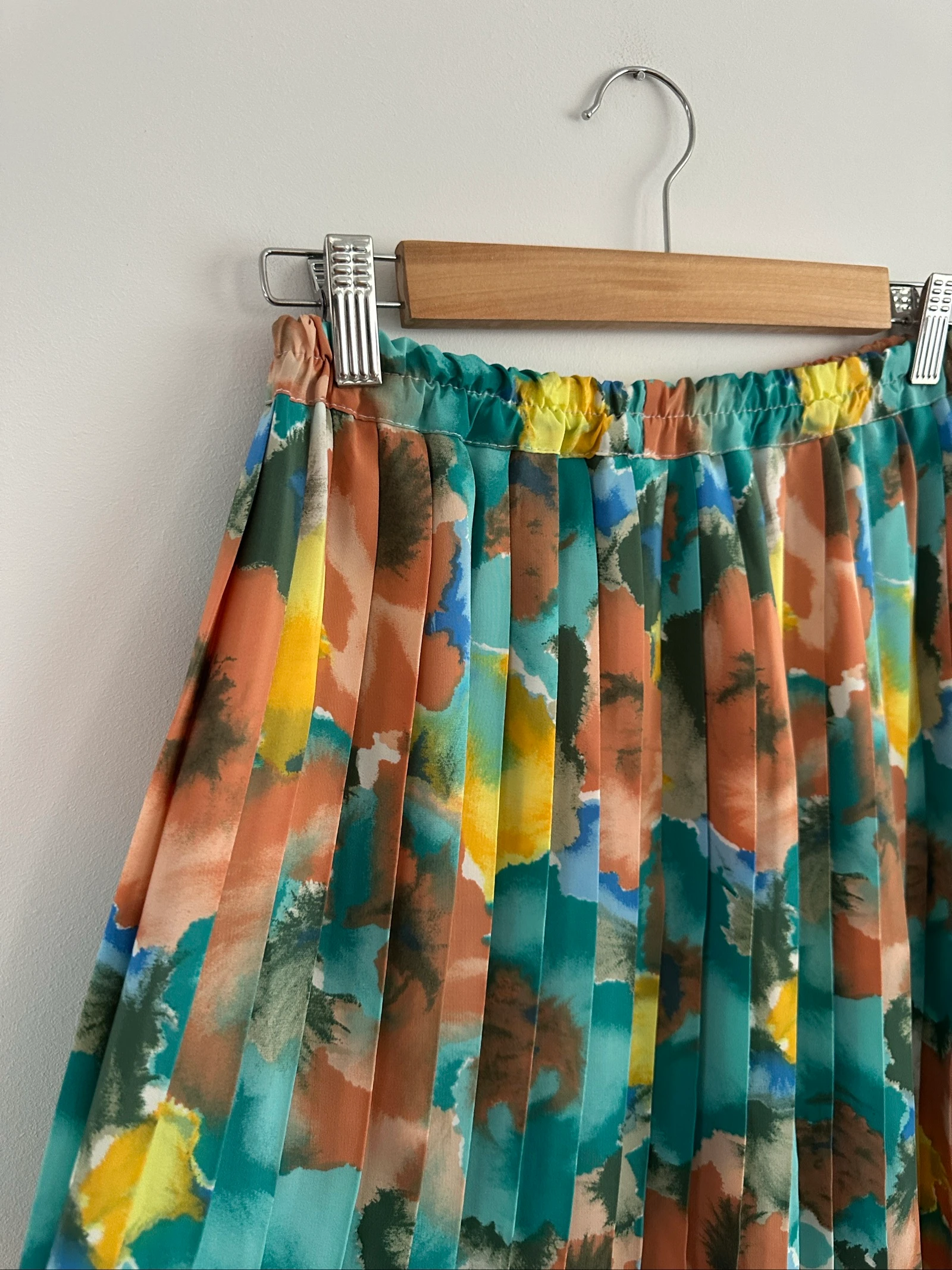 Pleated midi skirt with watercolor pattern / multicolor (Size M) – photo 4